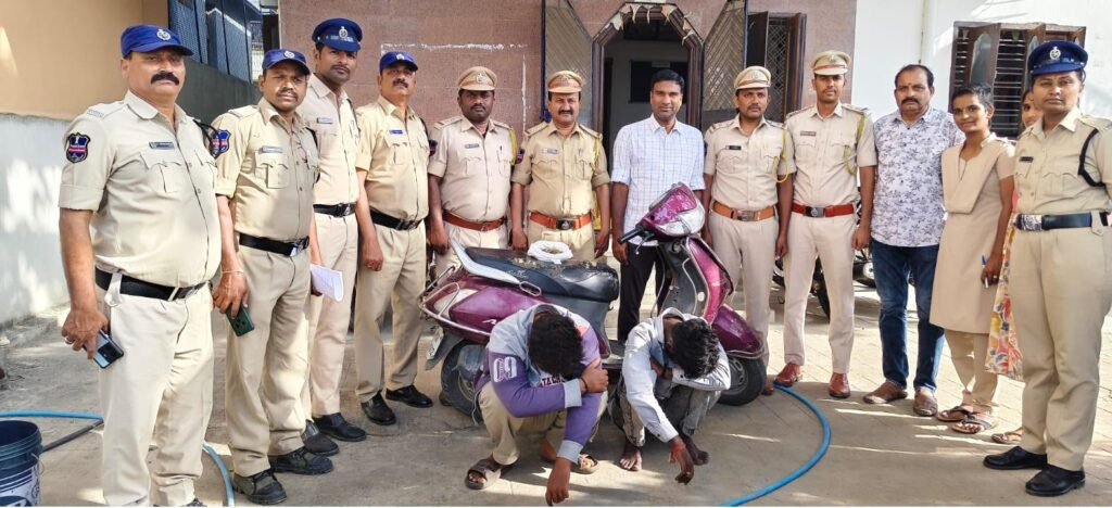 గంజాయి తరలిస్తున్న ఇద్దరు వ్యక్తుల అరెస్టు