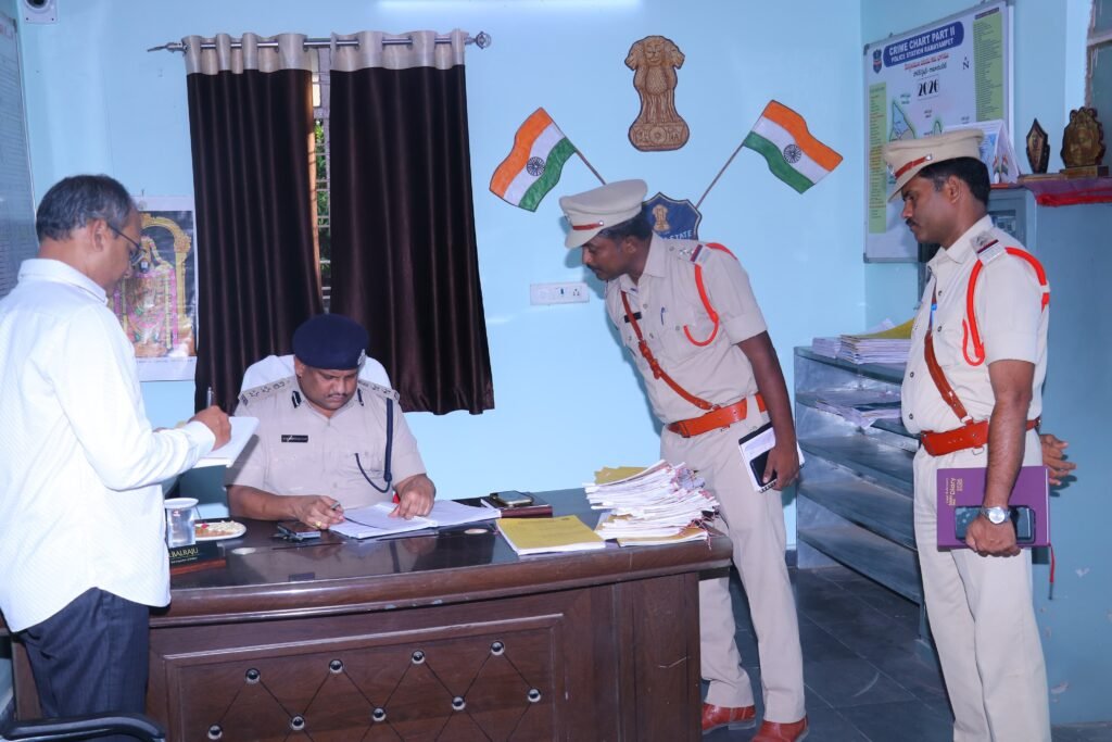 సైబర్ నేరాలపై ప్రజలను అప్రమత్తం చేయాలి
