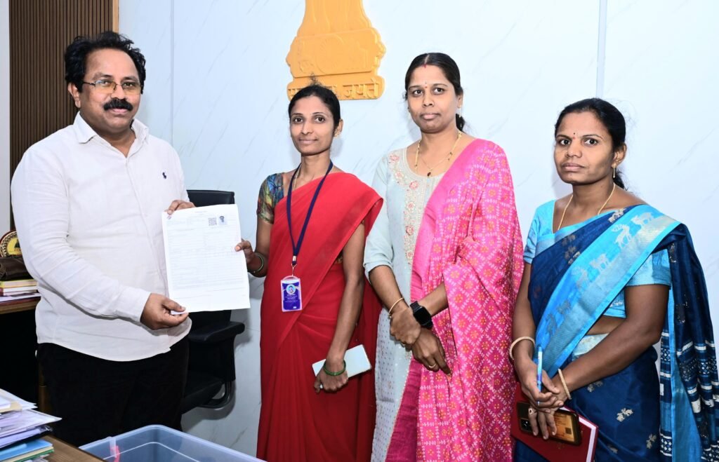 అదనపు కలెక్టర్ నగేష్‌కు ఎన్యుమరేషన్ పత్రాల పంపిణీ