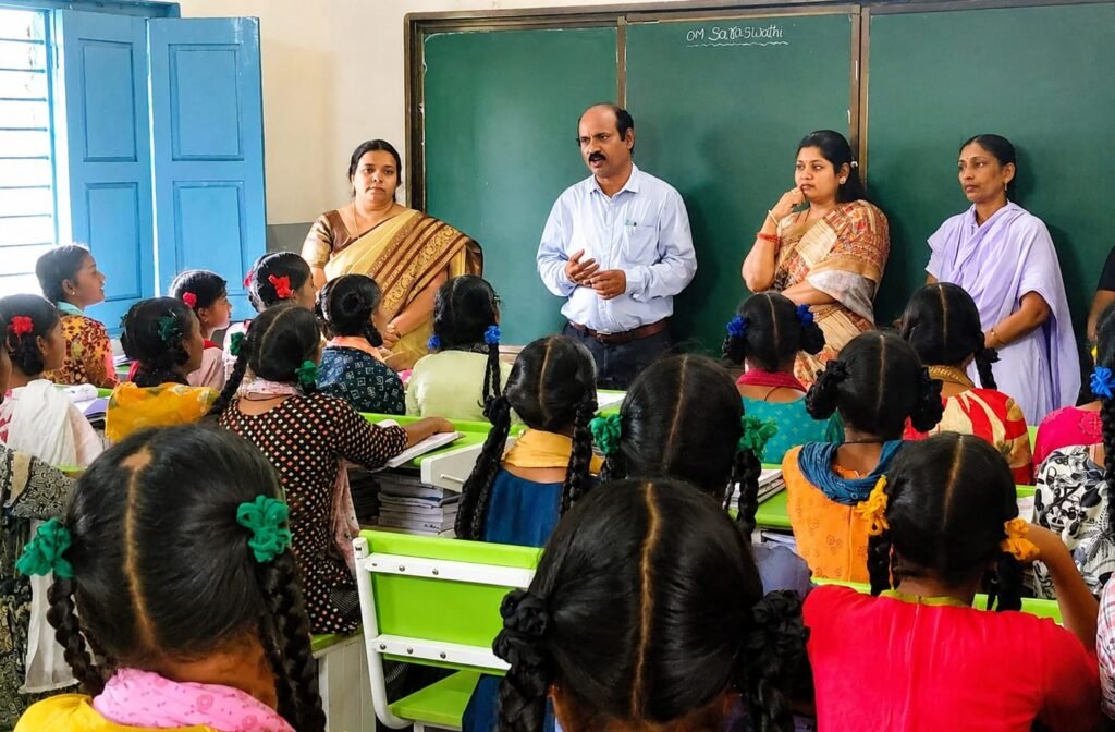కస్తూర్బా గాంధీ బాలికల విద్యాలయాన్ని ఆకస్మికంగా సందర్శించిన డీఎంహెచ్‌వో డా. గణేశ్వర్