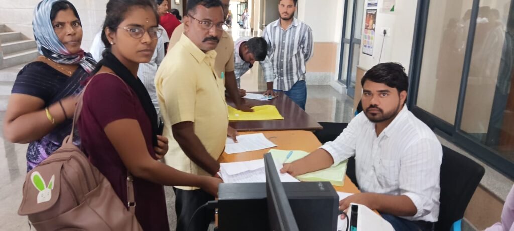 మెదక్ కలెక్టరేట్ ప్రజావాణి హెల్ప్‌డెస్క్‌కు వినతుల వెల్లువ