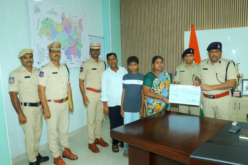 మృతుల కుటుంబాలకు 5 లక్షల ఎక్స్‌గ్రేషియా చెక్కుల పంపిణీ