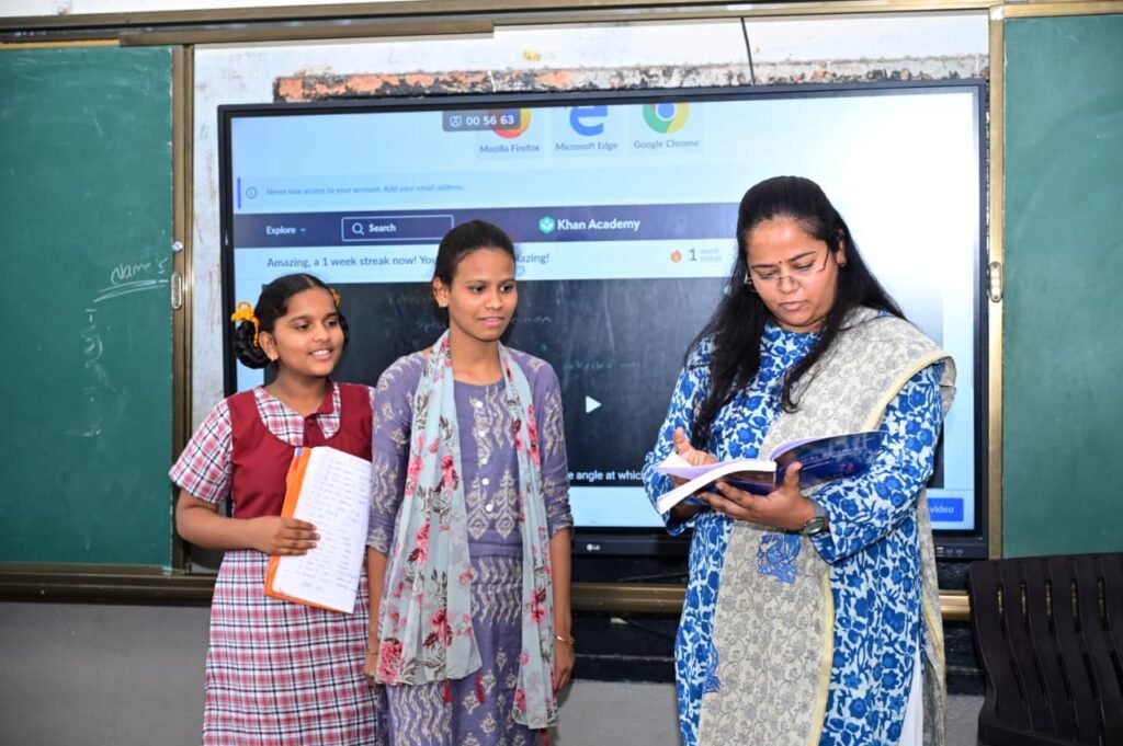 ఉపాధ్యాయురాలిగా మారిన కలెక్టర్ ప్రతిమా సింగ్