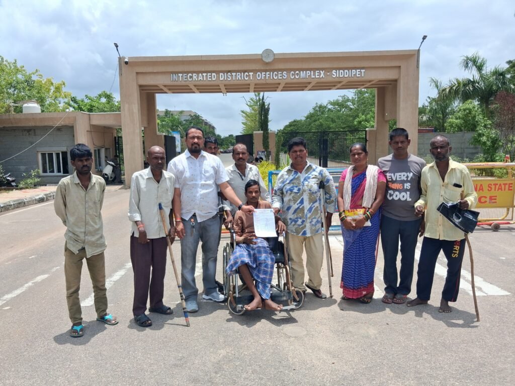 ఒకే దివ్యాంగుడికి రెండు వాహనాలు ఇవ్వడం అన్యాయం: కలెక్టరేట్ ముట్టడిలో దివ్యాంగుల స్వేచ్ఛా సంఘం