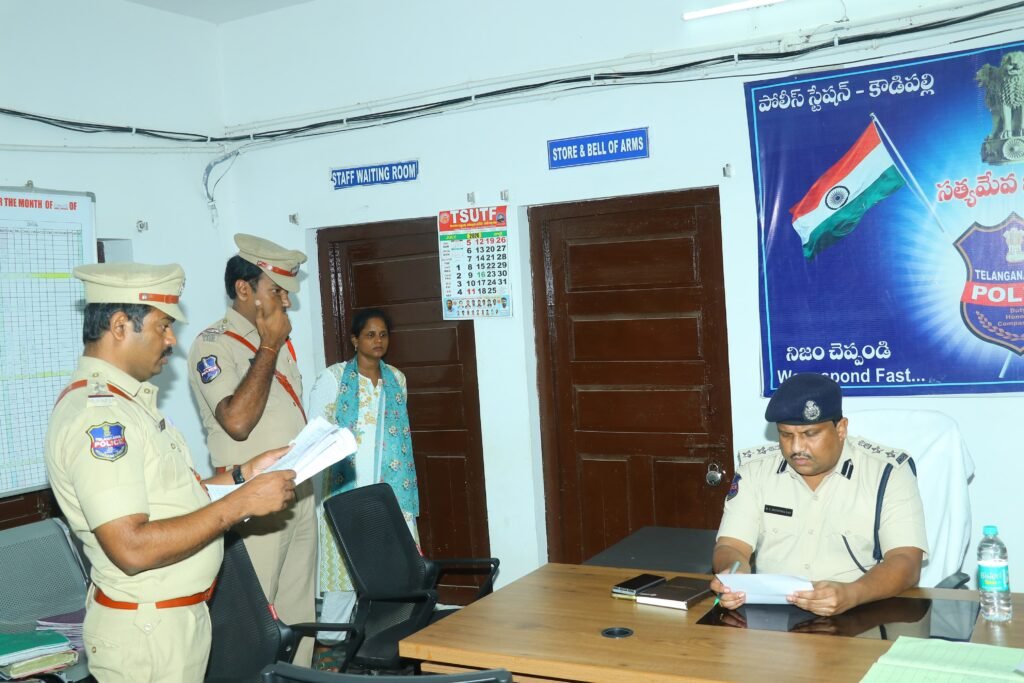కౌడిపల్లి పోలీస్‌స్టేషన్‌ను ఆకస్మికంగా తనిఖీ చేసిన జిల్లా ఎస్పీ డి.వి. శ్రీనివాసరావు