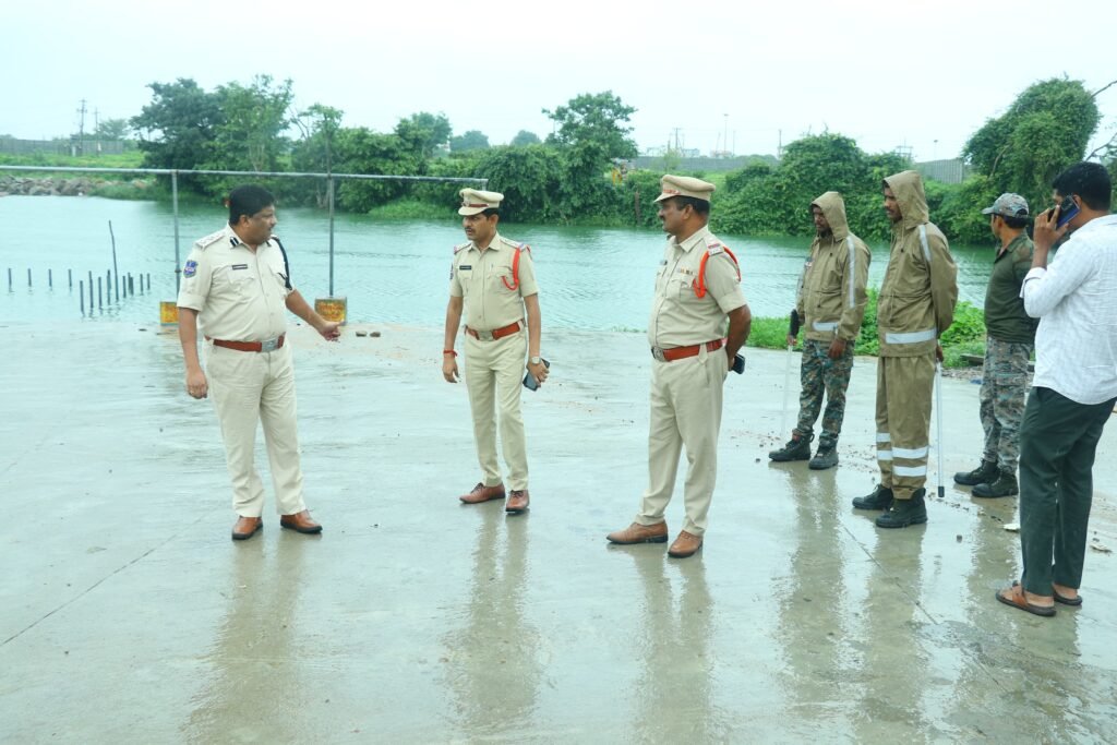 భారీ వర్షాలు.. ఘనాపూర్‌ ఆనకట్టను పరిశీలించిన ఎస్పీ