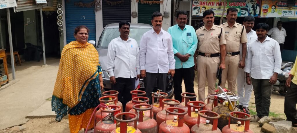 మెదక్ జిల్లాలో అక్రమ గ్యాస్ రీఫిల్లింగ్ కేంద్రాలపై మెరుపుదాడులు