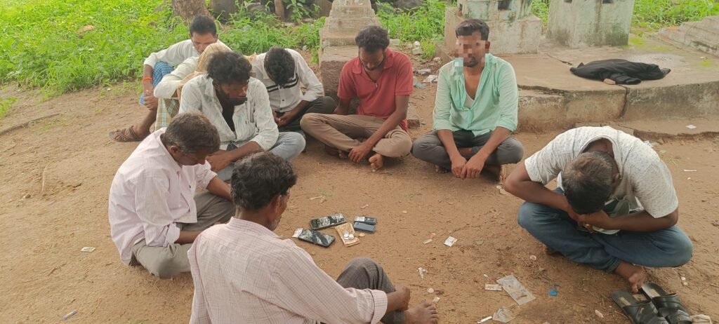 బొమ్మా బొరుసు ఆడుతున్న 9 మంది అరెస్టు 7,910 నగదు, 6 సెల్‌ఫోన్లు స్వాధీనం – మెదక్ జిల్లా ఎస్పీ డి.వి. శ్రీనివాసరావు