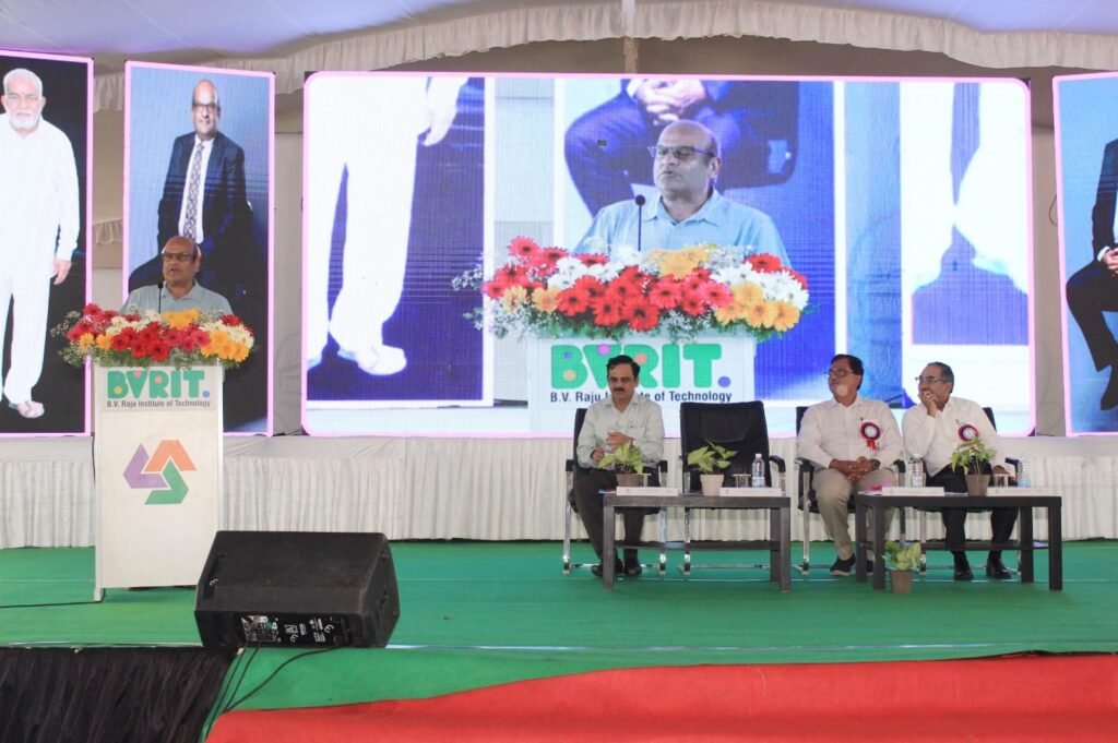 సోషల్ మీడియా, ఏఐ వినియోగంలో అప్రమత్తంగా ఉండాలి :శ్రీ విష్ణు ఎడ్యుకేషనల్ సొసైటీ అధ్యక్షులు కె. విష్ణు రాజు