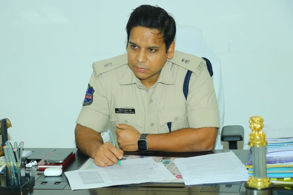 ప్రజావాణి ఫిర్యాదులపై జాప్యం వద్దు: అదనపు ఎస్పీ విక్రాంత్ కుమార్ సింగ్