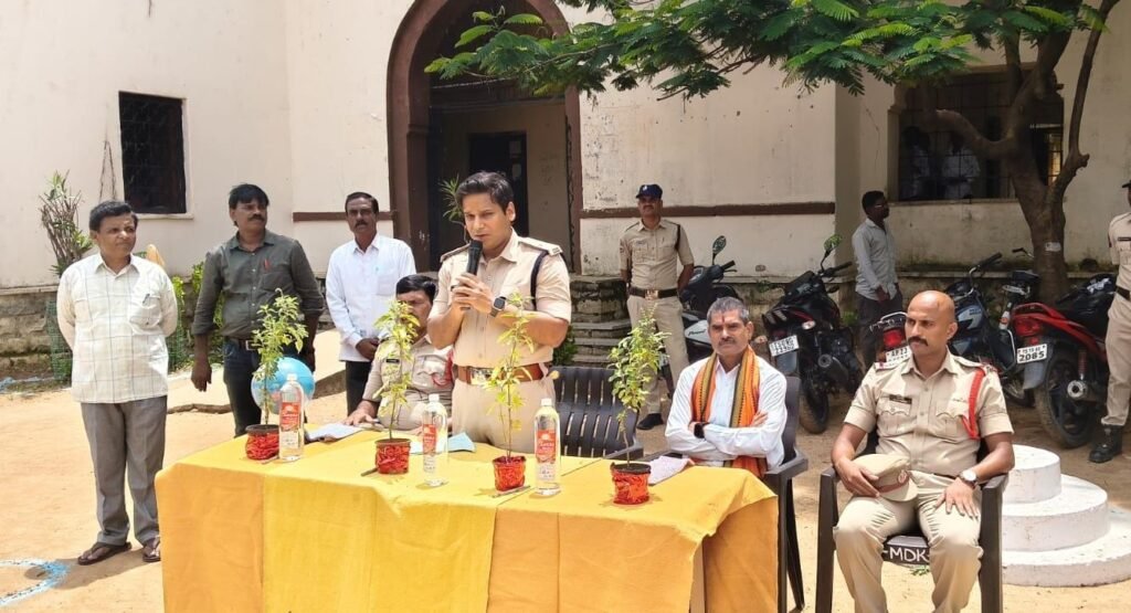 విద్యార్థులు లక్ష్య సాధనకు కృషి చేయాలి మొబైల్‌ వ్యసనానికి దూరంగా ఉంటే భవిష్యత్తు బంగారం