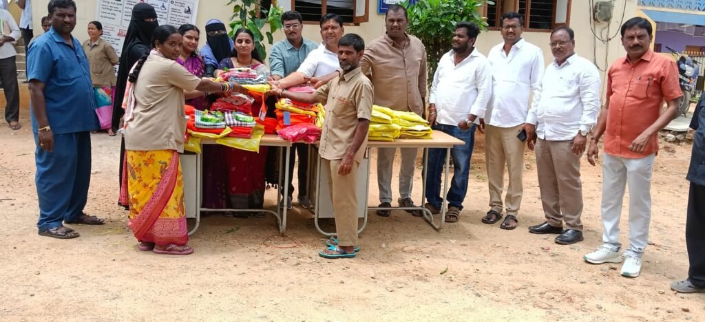 కార్మికులు భద్రతకు ప్రాధాన్యత ఇవ్వాలి నర్సాపూర్ మున్సిపల్ చైర్మన్ లక్ష్మీరాజు యాదవ్