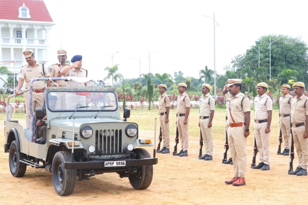 స్వాతంత్ర్య దినోత్సవ పరేడ్‌ రిహార్సల్‌ను పరిశీలించిన అదనపు ఎస్పీ