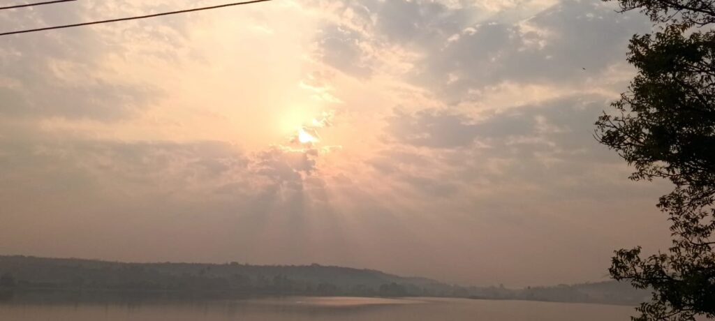 పుడమిని తాకుతున్న భానుడి లేతకిరణాలు