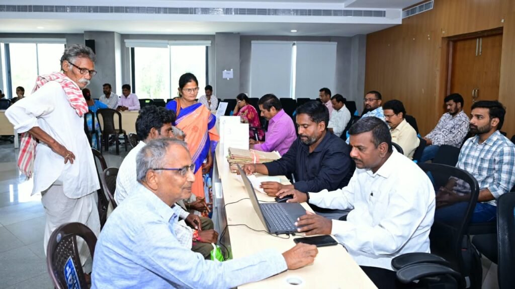 ప్రజావాణి దరఖాస్తుల పరిష్కారంలో జాప్యం వద్దు