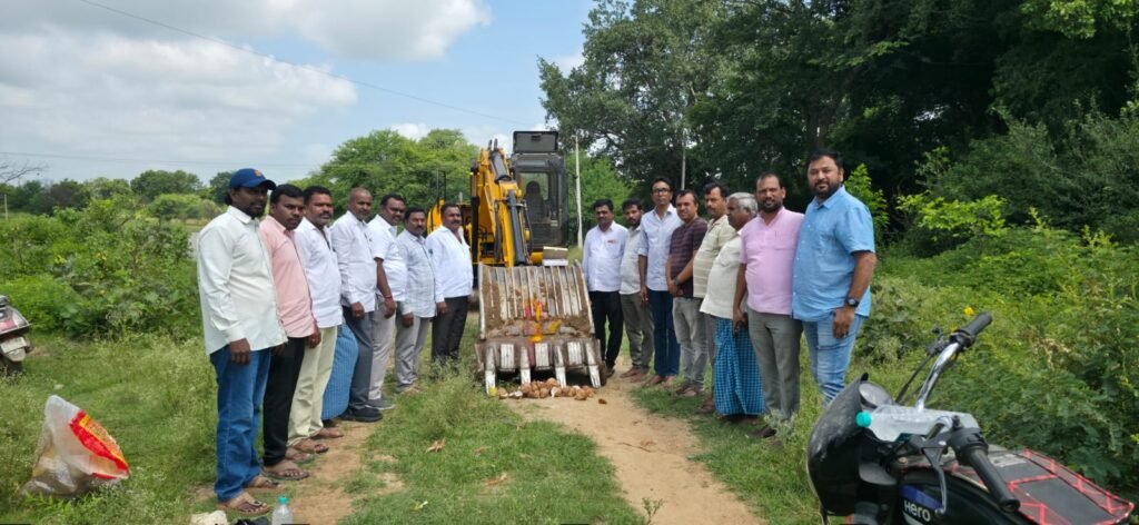 మజీద్‌పల్లికి మహర్దశ.. రోడ్డు పనులకు భూమిపూజ
