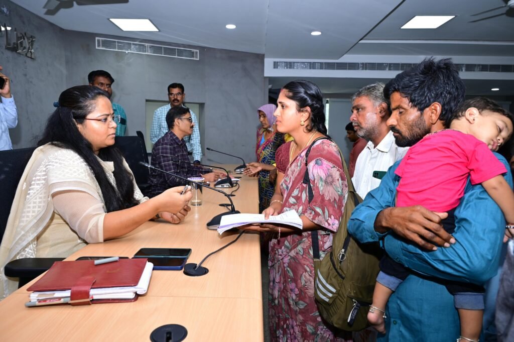 ప్రజావాణి దరఖాస్తులను సత్వరమే పరిష్కరించాలి
