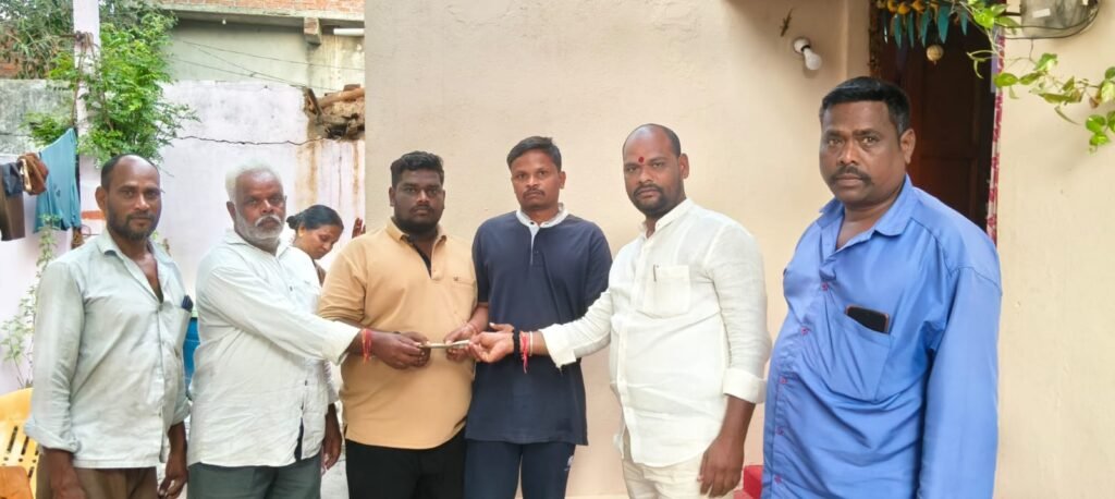 మృతురాలి కుటుంబానికి సర్పంచ్ ఆర్థిక సాయం