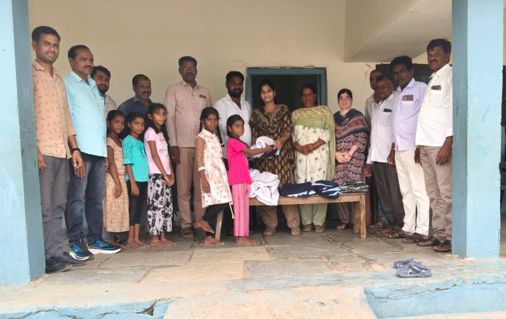 విద్యార్థులకు యూనిఫాం పంపిణీ