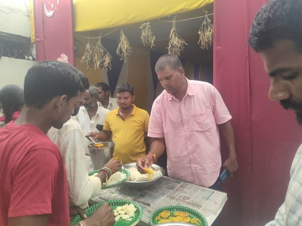 శ్రీ బాలాజీ గణేష్ మండలి ఆధ్వర్యంలో ఘనంగా అన్నదానం