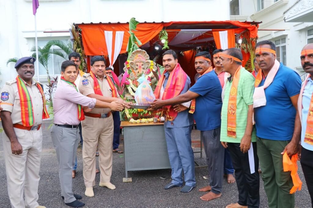 భక్తిశ్రద్ధలతో గణేష్ నిమజ్జన కార్యక్రమం
