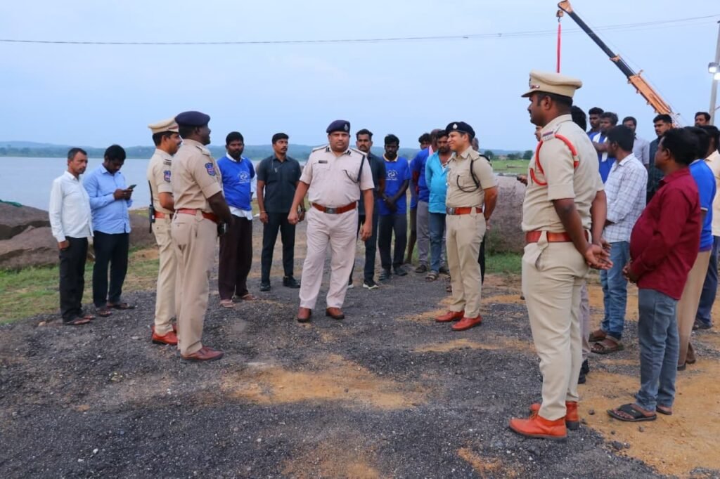 నిమజ్జన ఏర్పాట్లను పరిశీలించిన ఎస్పీ డి.వి. శ్రీనివాసరావు