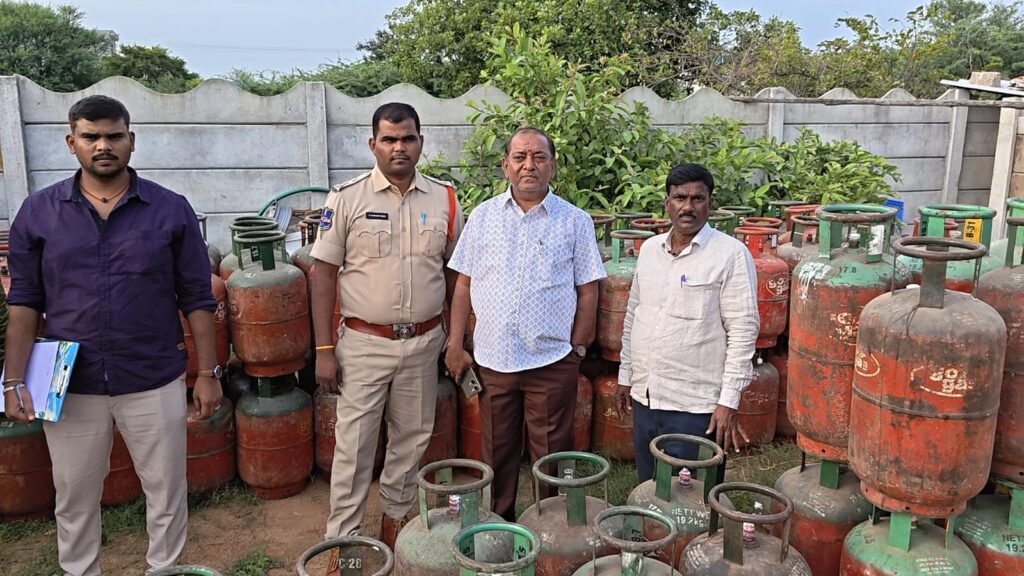 అక్రమ గ్యాస్ రీఫిల్లింగ్‌పై కొరడా 296 సిలిండర్లు స్వాధీనం