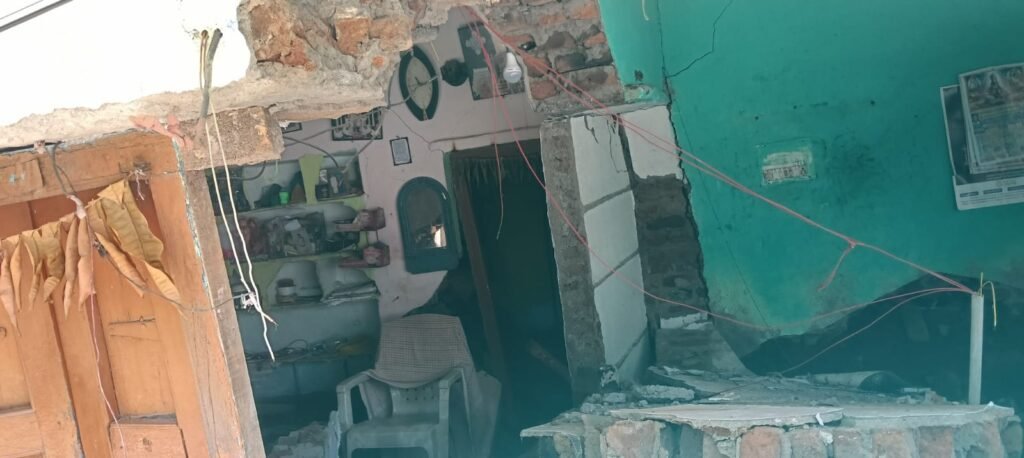 కూలిన గూడు… సర్కారు సాయం కోసం ఎదురుచూపు!