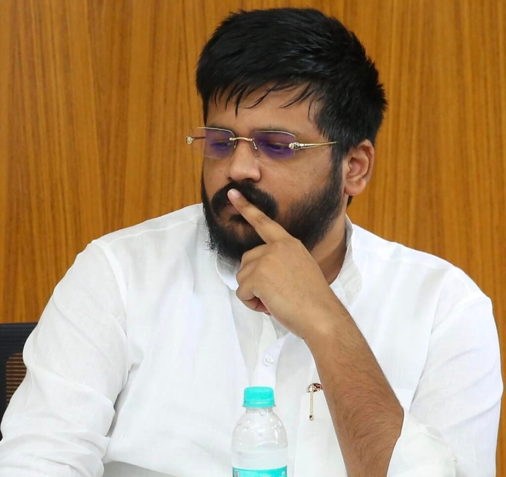 మెదక్ నర్సింగ్ కాలేజీకి రెండు ఆధునిక బస్సులు