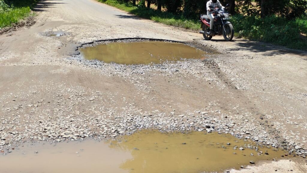 వామ్మో రోడ్లు..! బాగు చేసేది ఎప్పుడు..?
