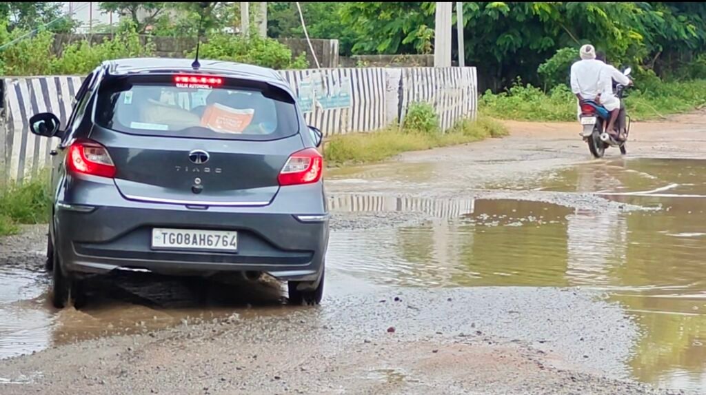 బ్రిడ్జిల వద్ద గుంతల మయం.. ప్రమాదాలకు ఆహ్వానం!