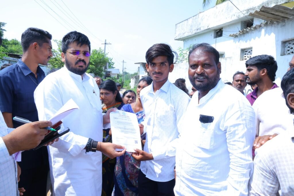 క్యాన్సర్ బాధితుడికి ఎమ్మెల్యే అండదండలు.. 4 లక్షల సి ఎం ఆర్ ఎఫ్ సాయం