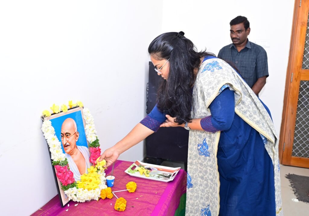 మహాత్మా గాంధీ ఆశయాలు అందరికీ ఆదర్శప్రాయం